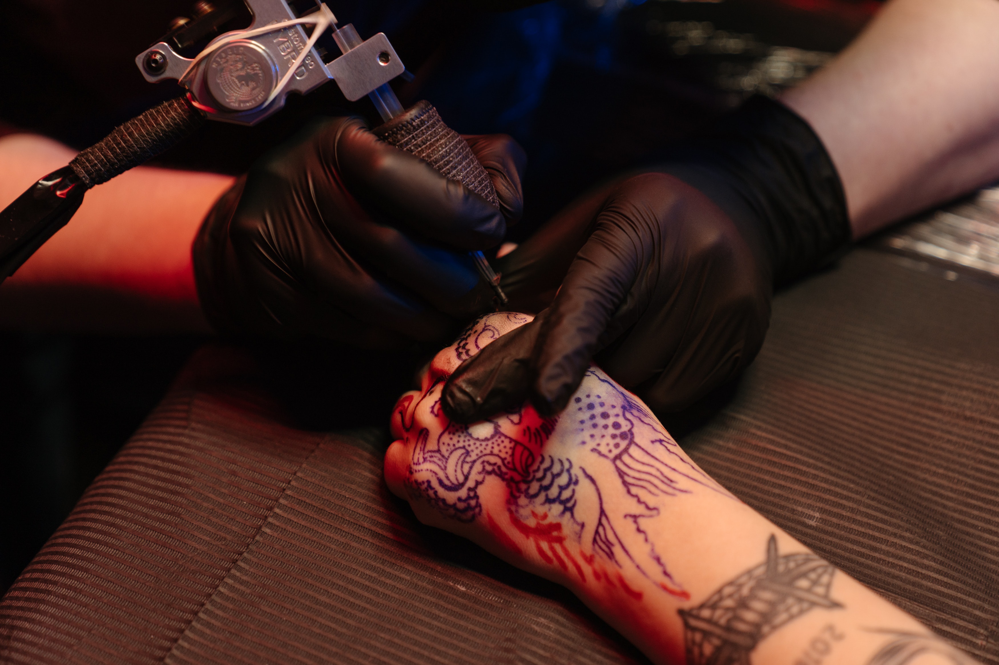 Ein Tattoo wird mit Farbe gestochen