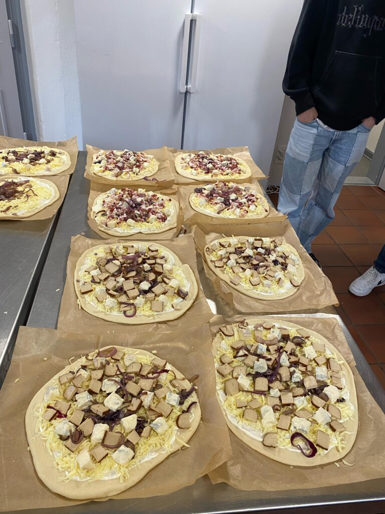 Aufnahme der fertig belegten Pizzen (KI-Rezept)