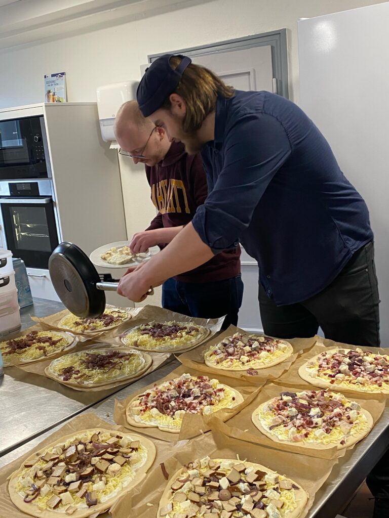 Zwei Informatiker belegen die Pizzen mit Tofu und Zwiebeln (KI-generiertes Rezept)