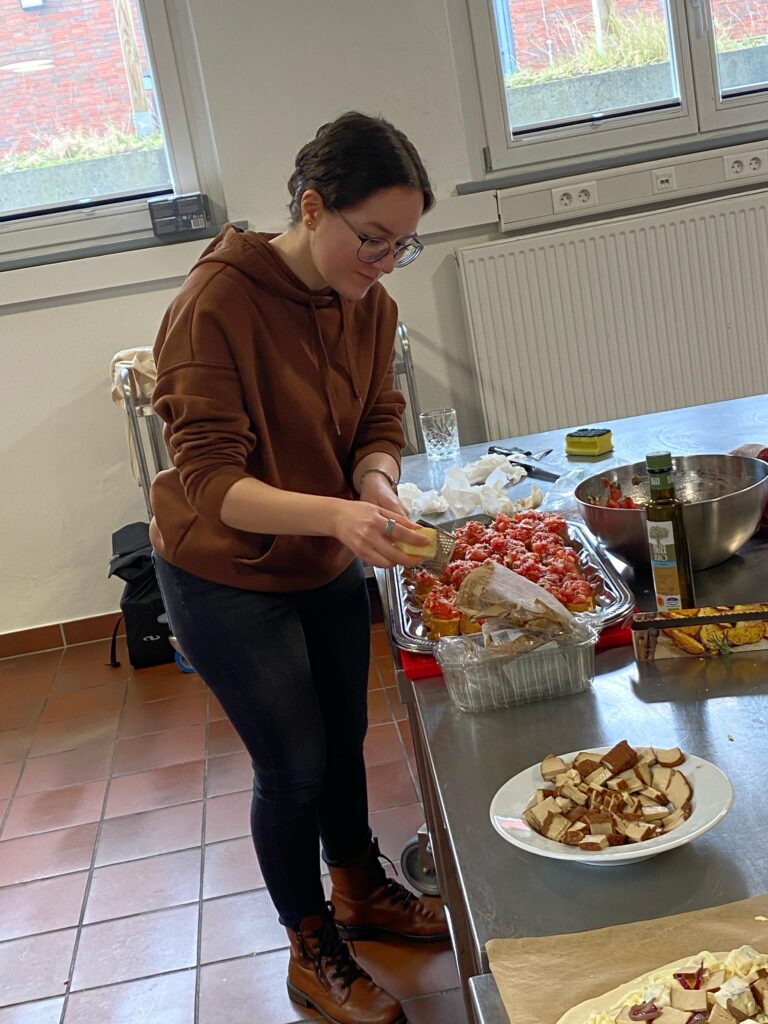 Eine Informatikerin bereitet die Bruschetta vor (KI-Rezept)