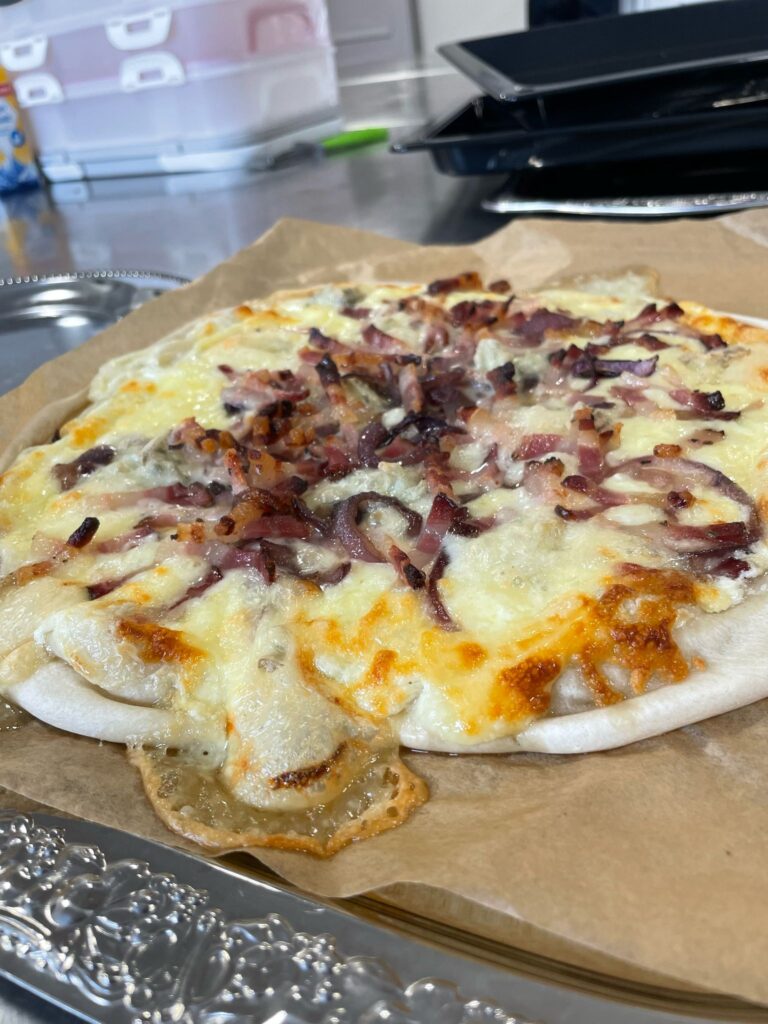 Pizza, welche mit dem Kochbuch der KI gekocht wurde