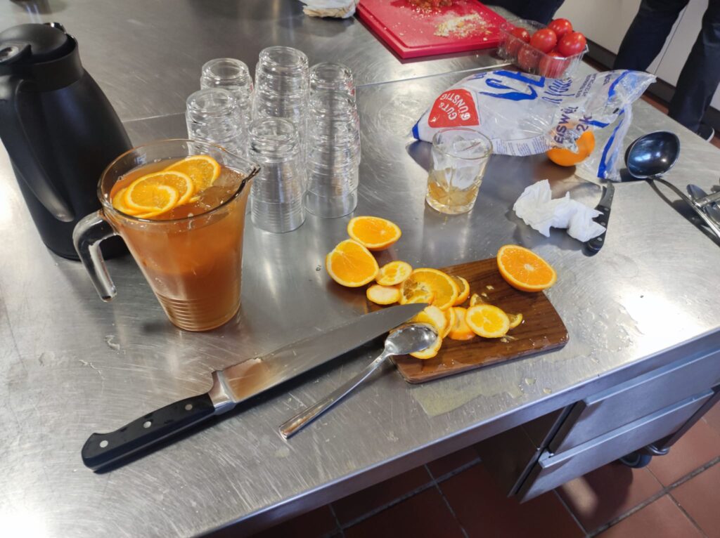 Bild vom fertigen Eistee mit geschnittenen Orangenscheiben