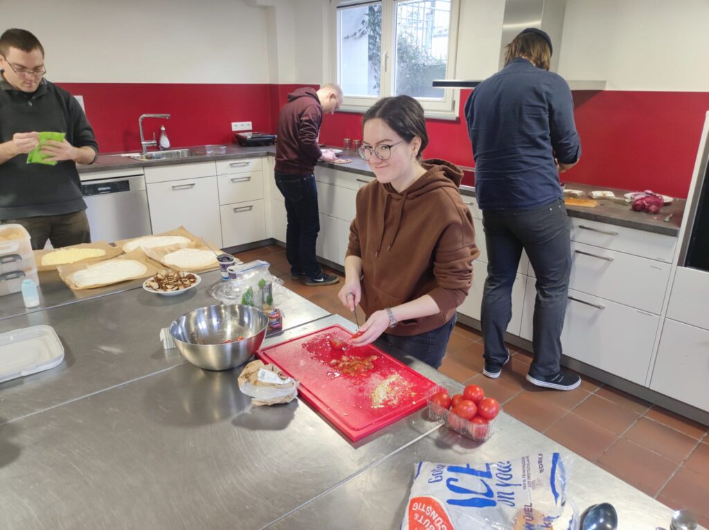 Gruppenaufnahme der beteiligten Personen, die die KI-Rezepte umsetzen